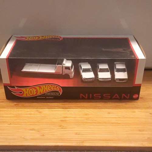 Hot wheels premium nissan - wheels,